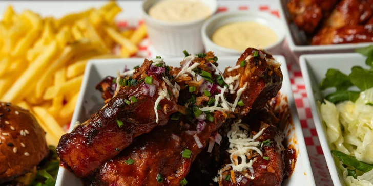 Ochutnejte Ameriku: menu pro 2 osoby s mini burgery, žebry i křídly