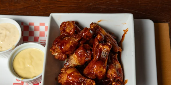 Ochutnejte Ameriku: menu pro 2 osoby s mini burgery, žebry i křídly