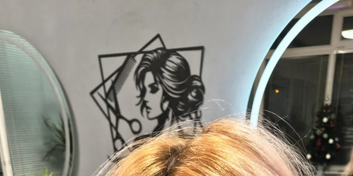 Dámský střih či kombinace s barvením: pro kratší i dlouhé vlasy, 40–120 minut