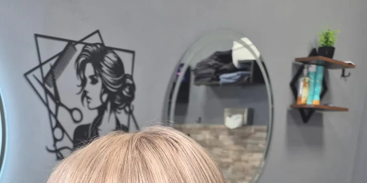 Dámský střih či kombinace s barvením: pro kratší i dlouhé vlasy, 40–120 minut