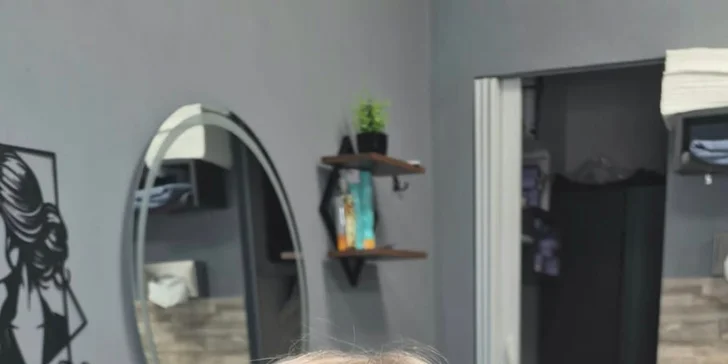 Dámský střih či kombinace s barvením: pro kratší i dlouhé vlasy, 40–120 minut