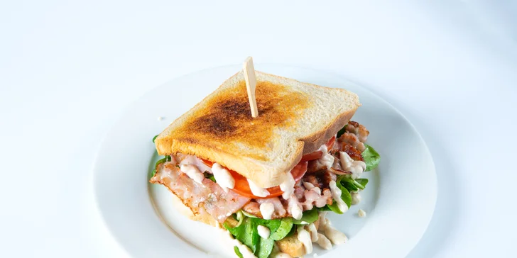 Snídaně v centru Plzně: toast se ztraceným vejcem, nebo BLT sendvič, k tomu káva a džus