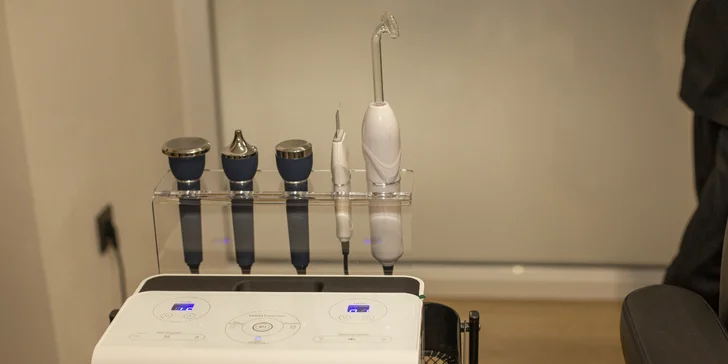 Péče o pleť: hydratační, anti-age i komplexní ošetření, karboxyterapie či mikrojehličkování, 60–105 min.