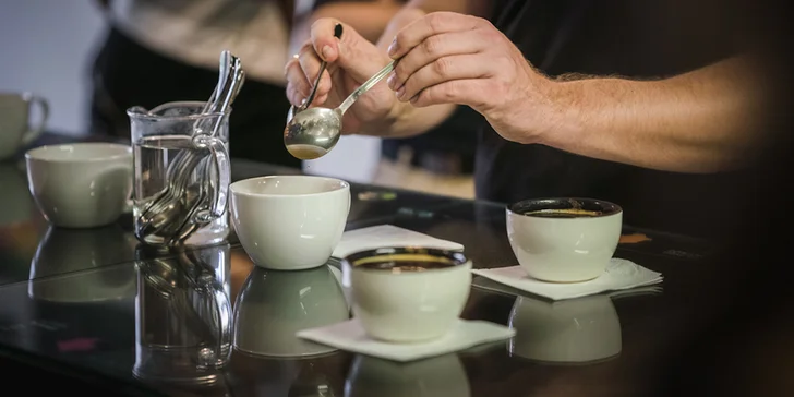 Cupping: degustace kávy s neomezenou konzumací a balíčkem na doma pro 1 a 2 os.
