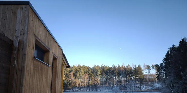 Luxusní chata v kempu na Vysočině: venkovní vířivka a výlety po kraji lesů a rybníků