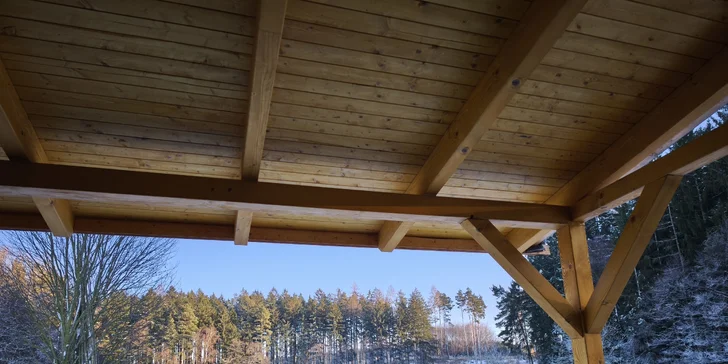 Luxusní chata v kempu na Vysočině: venkovní vířivka a výlety po kraji lesů a rybníků