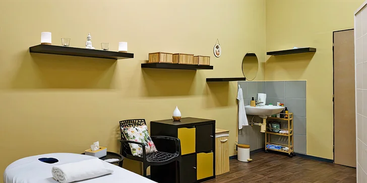 Netradiční masáž zad s drbáním nebo manuální lymfatická masáž