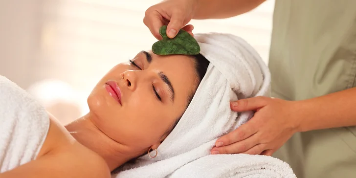 Hluboká relaxace, uvolnění a projasnění pleti: obličejová masáž gua sha a thajské masáže