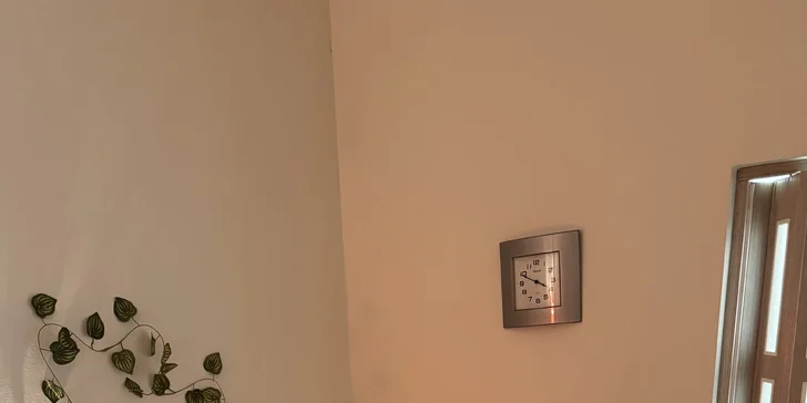 Masáž zad nebo celotělová, reflexní terapie nohou i lávové kameny