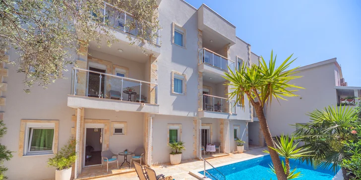 Přímořská pohoda v Černé Hoře: apartmány kousek od pláže i venkovní bazén