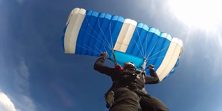 Základní výcvik až se 3 samostatnými seskoky s automatickým otevřením padáku