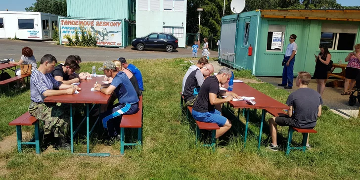 Základní výcvik až se 3 samostatnými seskoky s automatickým otevřením padáku