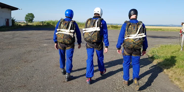 Základní výcvik až se 3 samostatnými seskoky s automatickým otevřením padáku