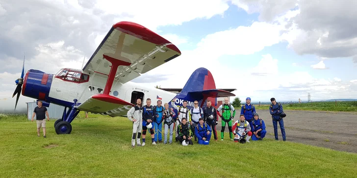 Základní výcvik až se 3 samostatnými seskoky s automatickým otevřením padáku