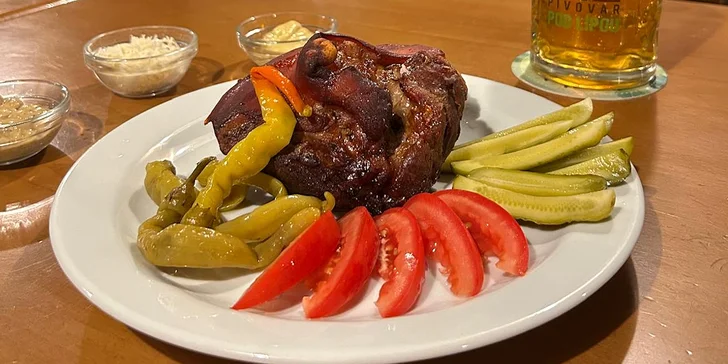 Tvarůžkový tatarák nebo pečené koleno a pivo pro 1 nebo 2 osoby