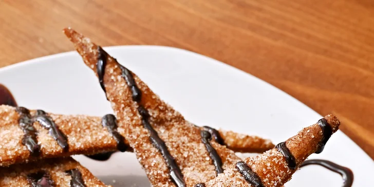 Mexický degustační talíř v centru Prahy vč. modrého frizzante i tradiční buñuelos