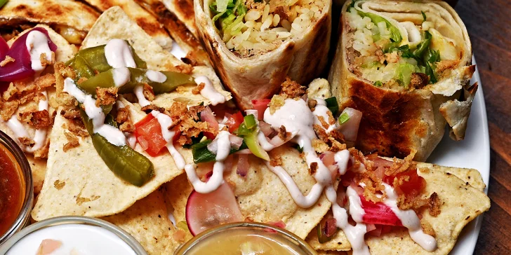 Mexický degustační talíř v centru Prahy vč. modrého frizzante i tradiční buñuelos