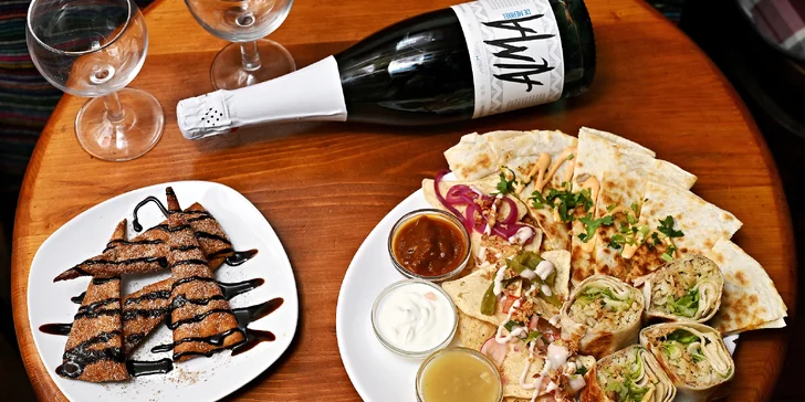 Mexický degustační talíř v centru Prahy vč. modrého frizzante i tradiční buñuelos