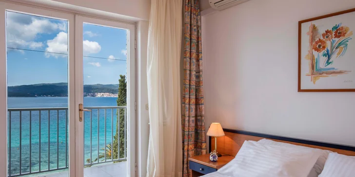 Slunný pobyt v Dalmácii: hotel přímo u moře, strava a bazén