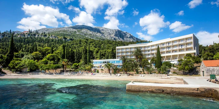 Slunný pobyt v Dalmácii: hotel přímo u moře, strava a bazén