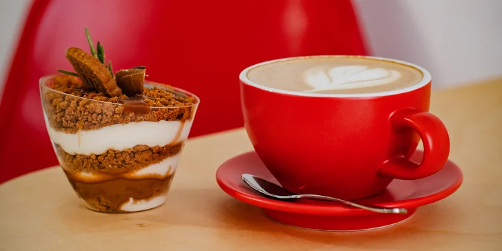 Káva nebo matcha a domácí zákusek v příjemné kavárně s galerií