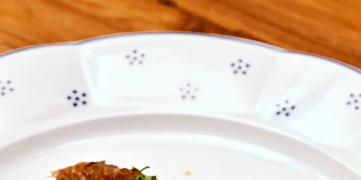 České all you can eat a pivo s folklórní hudbou: předkrmy, svíčková i kachna