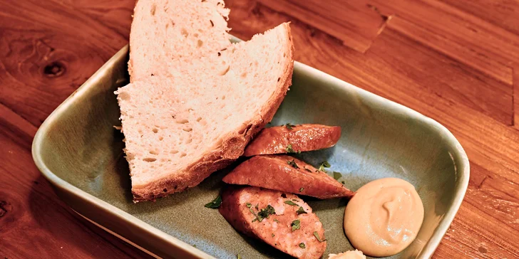 České all you can eat a pivo s folklórní hudbou: předkrmy, svíčková i kachna