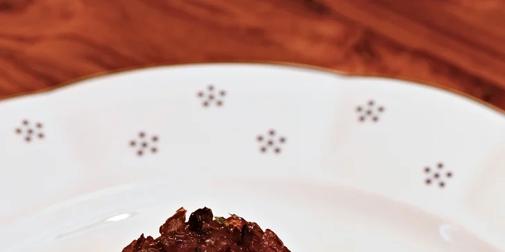 České all you can eat a pivo s folklórní hudbou: předkrmy, svíčková i kachna