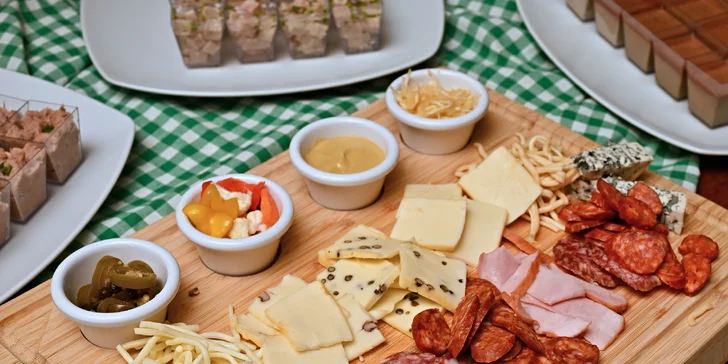 České all you can eat a pivo s folklórní hudbou: předkrmy, svíčková i kachna