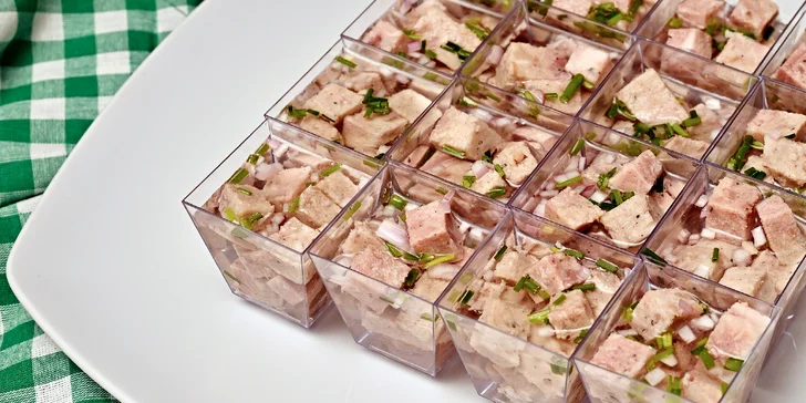 České all you can eat a pivo s folklórní hudbou: předkrmy, svíčková i kachna