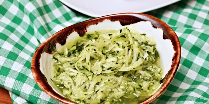 České all you can eat a pivo s folklórní hudbou: předkrmy, svíčková i kachna