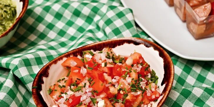 České all you can eat a pivo s folklórní hudbou: předkrmy, svíčková i kachna