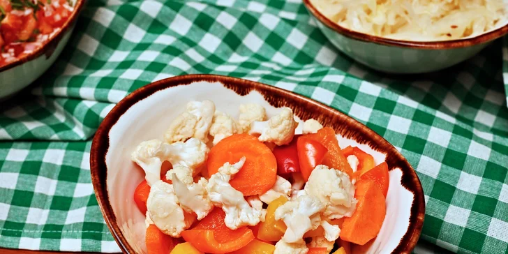 České all you can eat a pivo s folklórní hudbou: předkrmy, svíčková i kachna