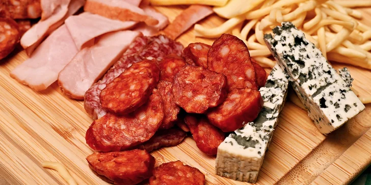 České all you can eat a pivo s folklórní hudbou: předkrmy, svíčková i kachna