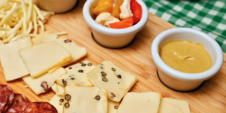 České all you can eat a pivo s folklórní hudbou: předkrmy, svíčková i kachna