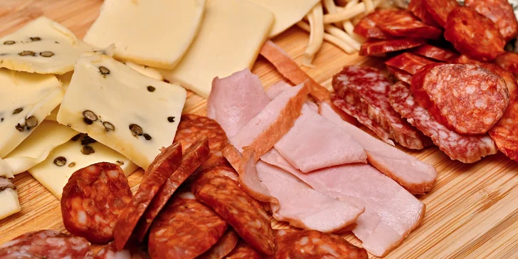 České all you can eat a pivo s folklórní hudbou: předkrmy, svíčková i kachna