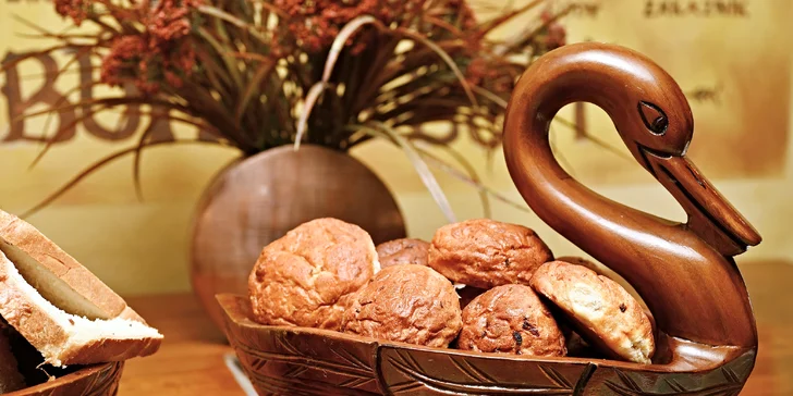 České all you can eat a pivo s folklórní hudbou: předkrmy, svíčková i kachna