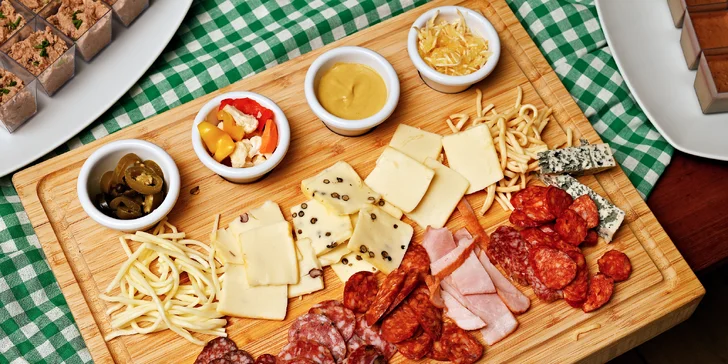 České all you can eat a pivo s folklórní hudbou: předkrmy, svíčková i kachna