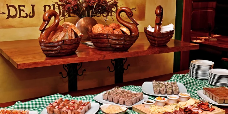 České all you can eat a pivo s folklórní hudbou: předkrmy, svíčková i kachna