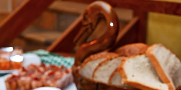 České all you can eat a pivo s folklórní hudbou: předkrmy, svíčková i kachna