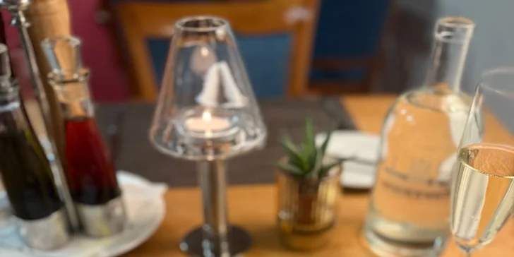 Smlsněte si: čtyřchodové menu s vínem v restauraci La Cave pro 1 či 2 osoby