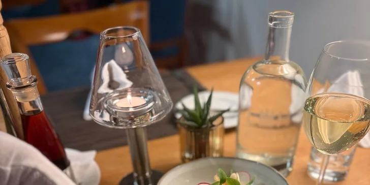 Smlsněte si: čtyřchodové menu s vínem v restauraci La Cave pro 1 či 2 osoby