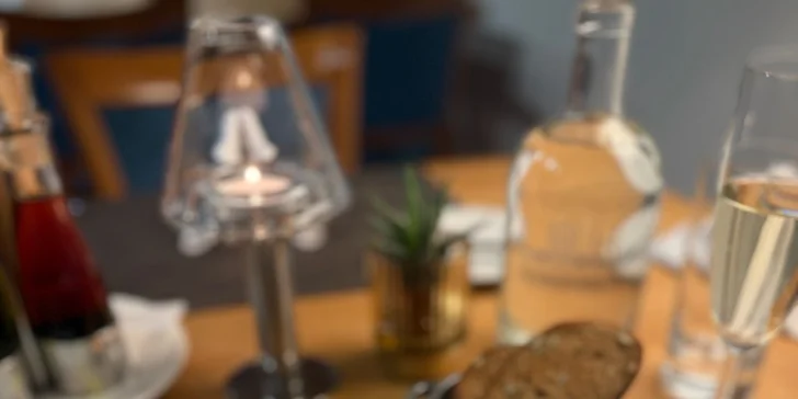 Smlsněte si: čtyřchodové menu s vínem v restauraci La Cave pro 1 či 2 osoby