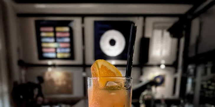 Připijte si na zdraví: osvěžující koktejl pro 1 i 2 osoby v kavárně s galerií