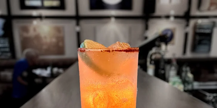 Připijte si na zdraví: osvěžující koktejl pro 1 i 2 osoby v kavárně s galerií