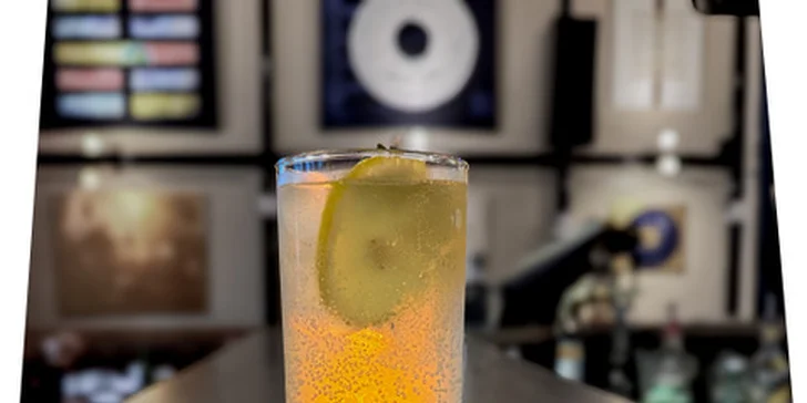 Připijte si na zdraví: osvěžující koktejl pro 1 i 2 osoby v kavárně s galerií