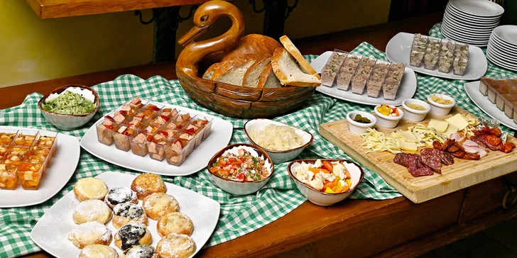 České all you can eat a pivo s folklórní hudbou: předkrmy, svíčková i kachna