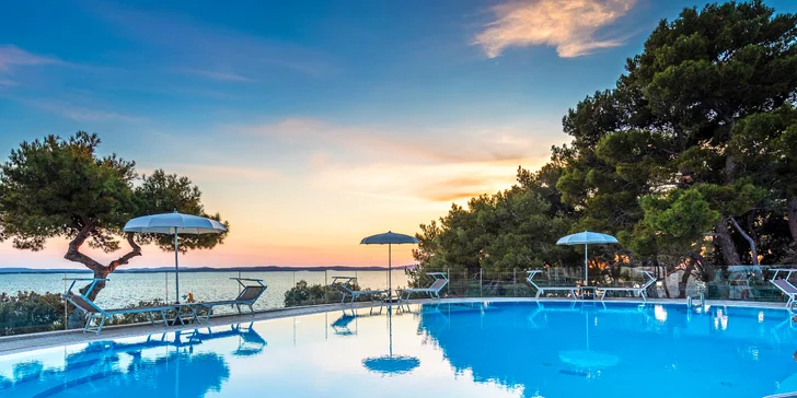 4* hotel v Petrčane u Zadaru: hned u pláže, se snídaní či polopenzí a neomezeným wellness