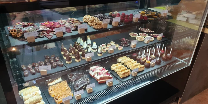 Ručně vyrobená lámaná belgická čokoláda Callebaut v papírové krabičce z Chocafé a horký nápoj k tomu