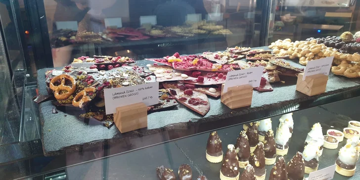 Ručně vyrobená lámaná belgická čokoláda Callebaut v papírové krabičce z Chocafé a horký nápoj k tomu